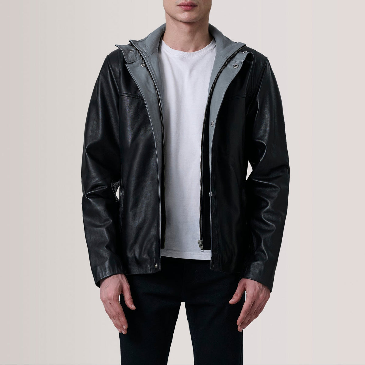 
Henrik Grey Suede Cafe Racer For Men in Grey Goatskin Suede - Vorderansicht & maßgeschneiderte Silhouette | Online Kaufen