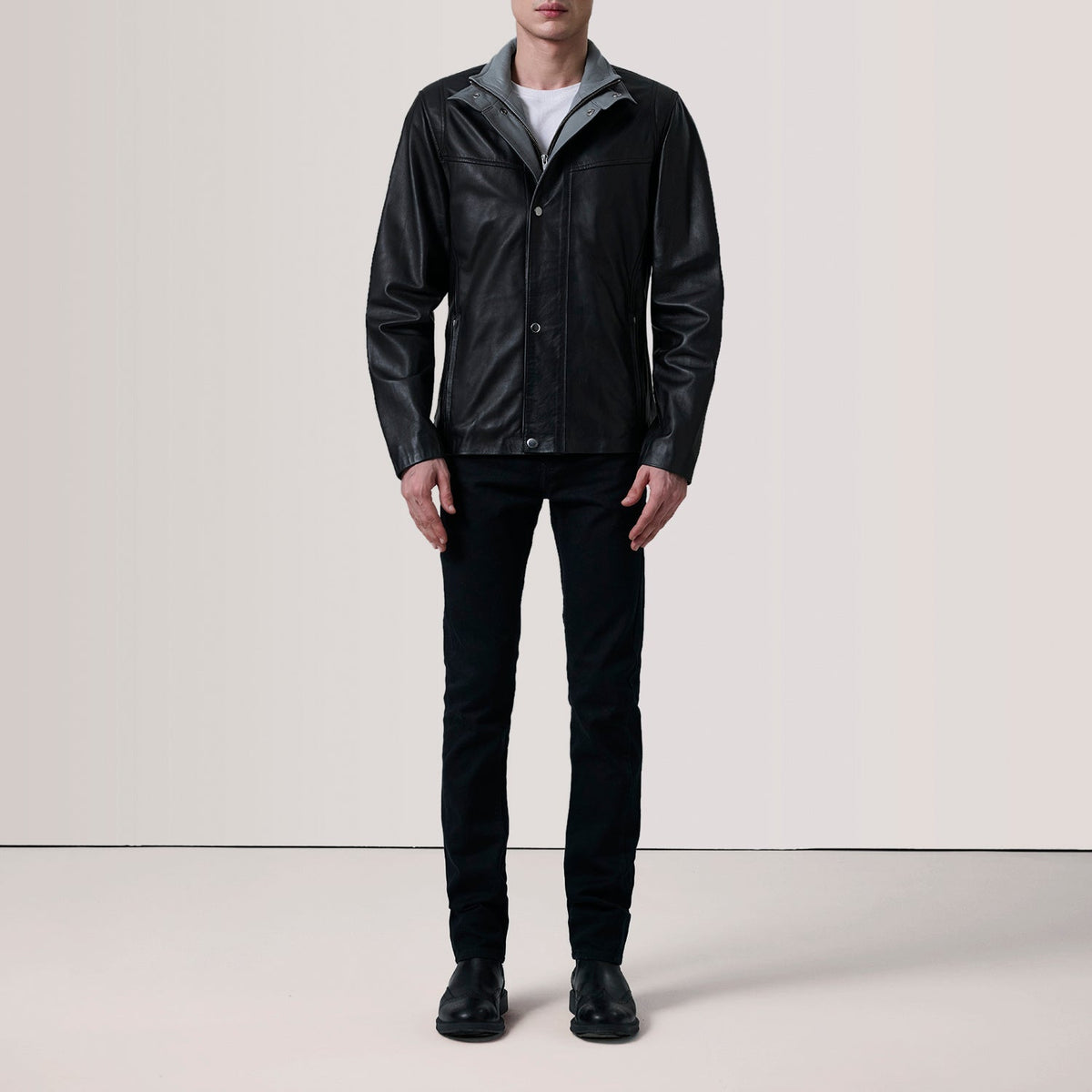 
Grey Goatskin Suede Biker Jacket - Rückansicht mit passgenauen Schultern & sauberem Saum