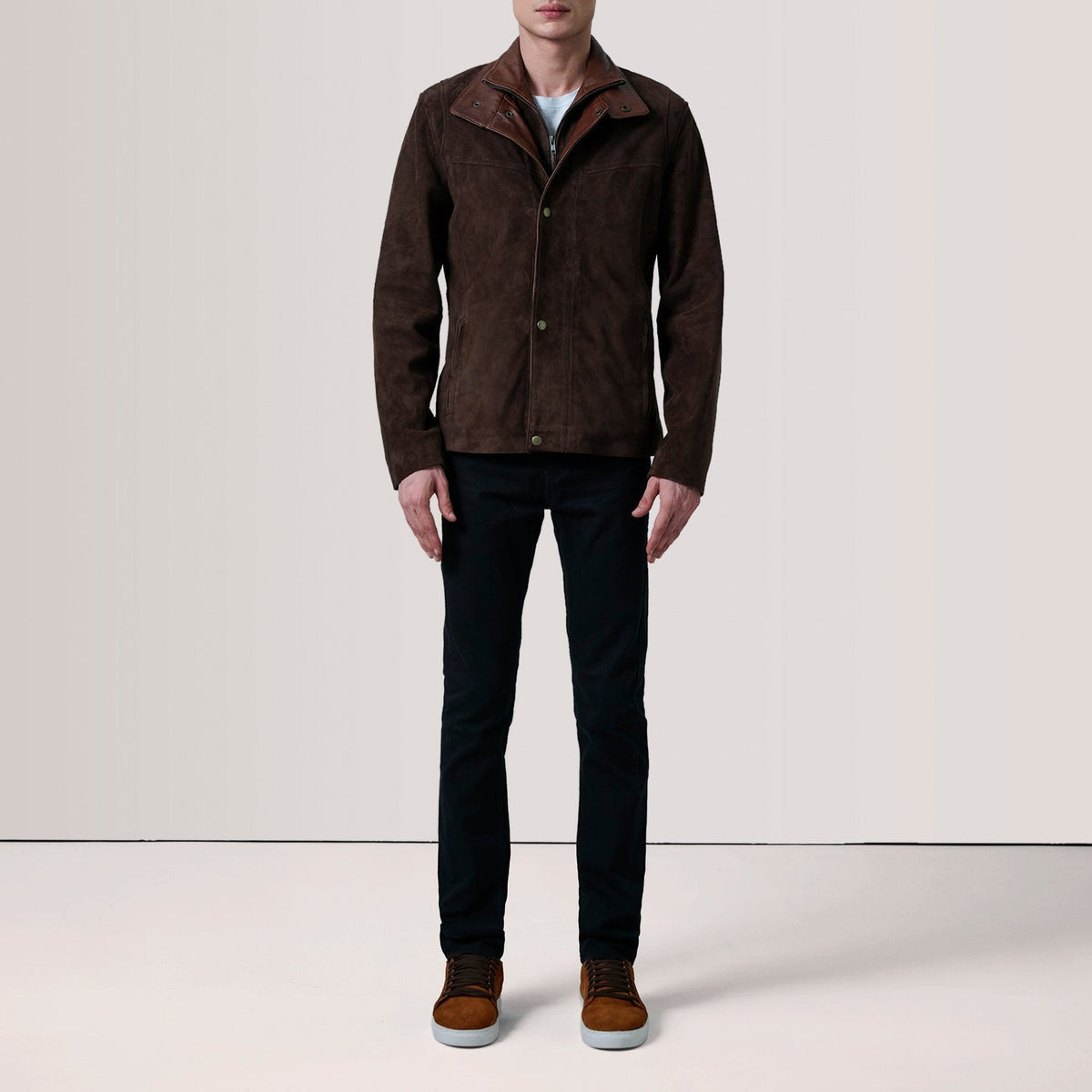 
Passform-Perspektive von Henrik Grey Suede Cafe Racer For Men am Model - Natürlicher Faltenwurf im Tageslicht