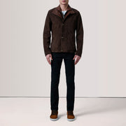
Passform-Perspektive von Henrik Grey Suede Cafe Racer For Men am Model - Natürlicher Faltenwurf im Tageslicht