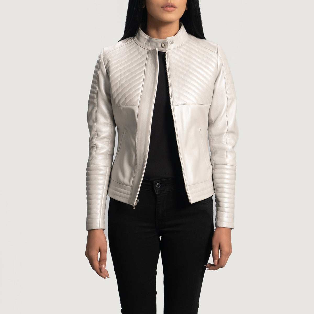 Ice Maiden Silver Quilted Leather Biker Jacket - Seitenansicht mit ergonomischem Ärmelschnitt & sportlicher Passform