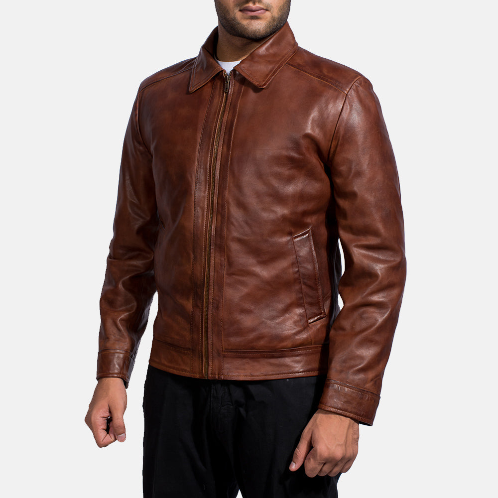 
Passform-Perspektive von Inferno Braun Lederjacke für Herren am Model - Natürlicher Faltenwurf im Tageslicht