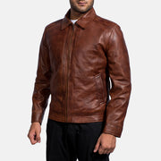 
Passform-Perspektive von Inferno Braun Lederjacke für Herren am Model - Natürlicher Faltenwurf im Tageslicht