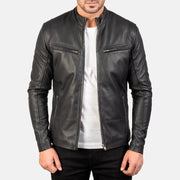 Men's Ionic Black Leather Jacket in Black Sheepskin Leather - Vorderansicht &amp; maßgeschneiderte Silhouette | Online Kaufen