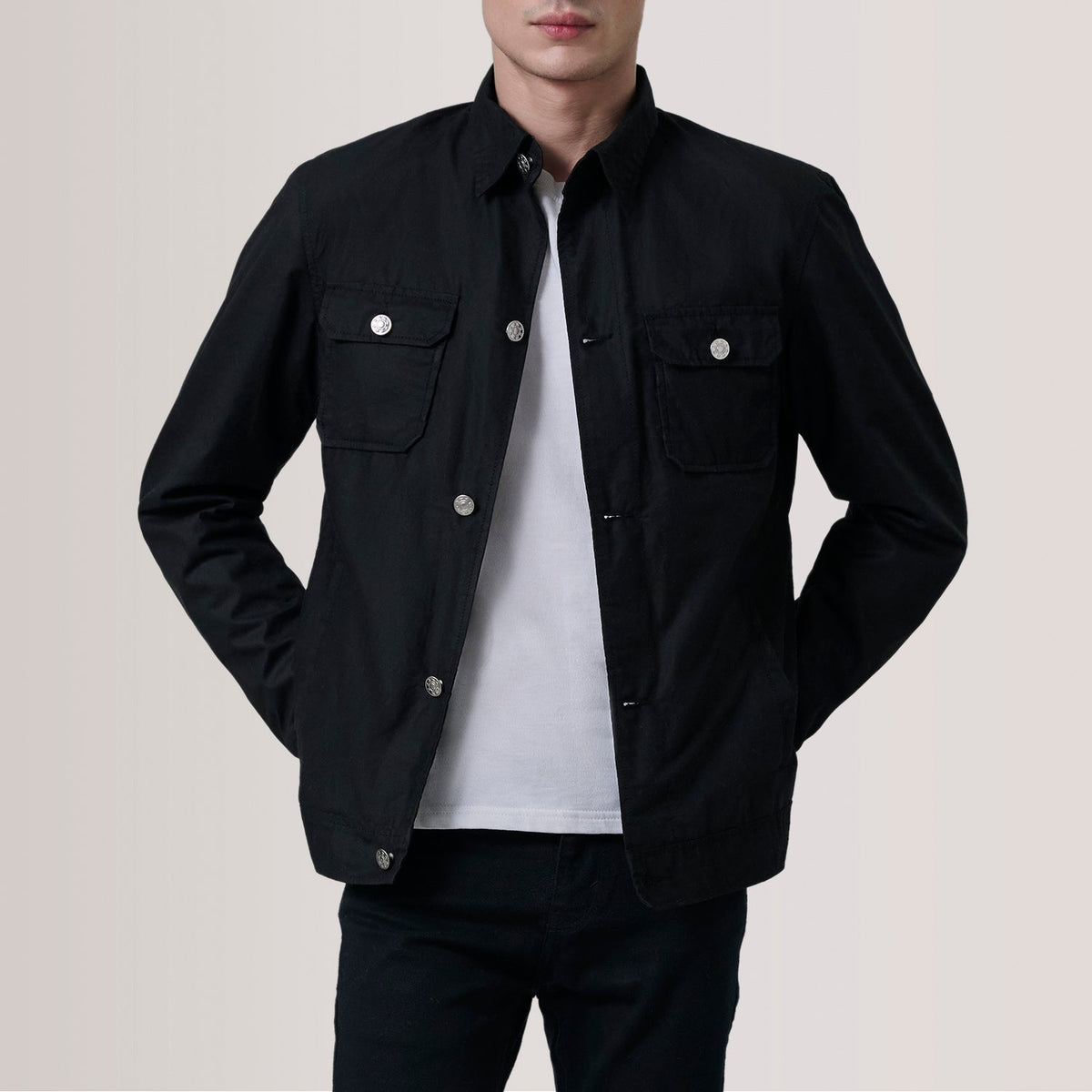 
Irwin Schwarz Waxed Canvas Field Lederjacke für Herren For Men in Black Waxed Cotton Canvas - Vorderansicht & maßgeschneiderte Silhouette | Online Kaufen