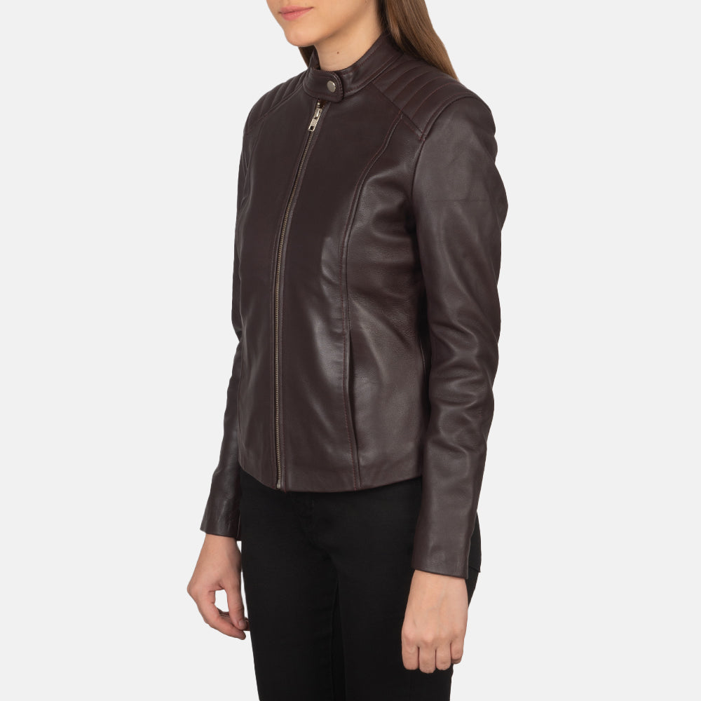 
Passform-Perspektive von Kelsee Navy Blue Suede Biker Jacket am Model - Natürlicher Faltenwurf im Tageslicht