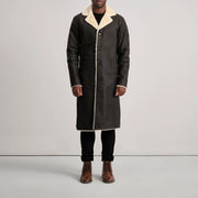 Kolby Tumbled Brown Shearling Long Coat - Seitenansicht mit ergonomischem Ärmelschnitt