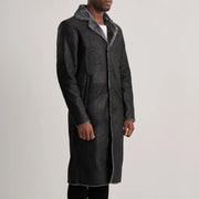 
Distressed Black Sheepskin Snuffed Aviator Jacket - Rückansicht mit passgenauen Schultern & sauberem Saum