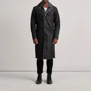 
Kolby Distressed Black Shearling Long Coat - Seitenansicht mit ergonomischem Ärmelschnitt & sportlicher Passform