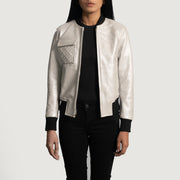 Women's Lana Silver Leder-Bomberjacke für Damen in Silver Sheepskin Leather - Vorderansicht &amp; maßgeschneiderte Silhouette | Online Kaufen
