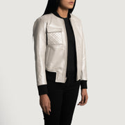 Women's Lana Silver Leder-Bomberjacke für Damen - Seitenansicht mit ergonomischem Ärmelschnitt