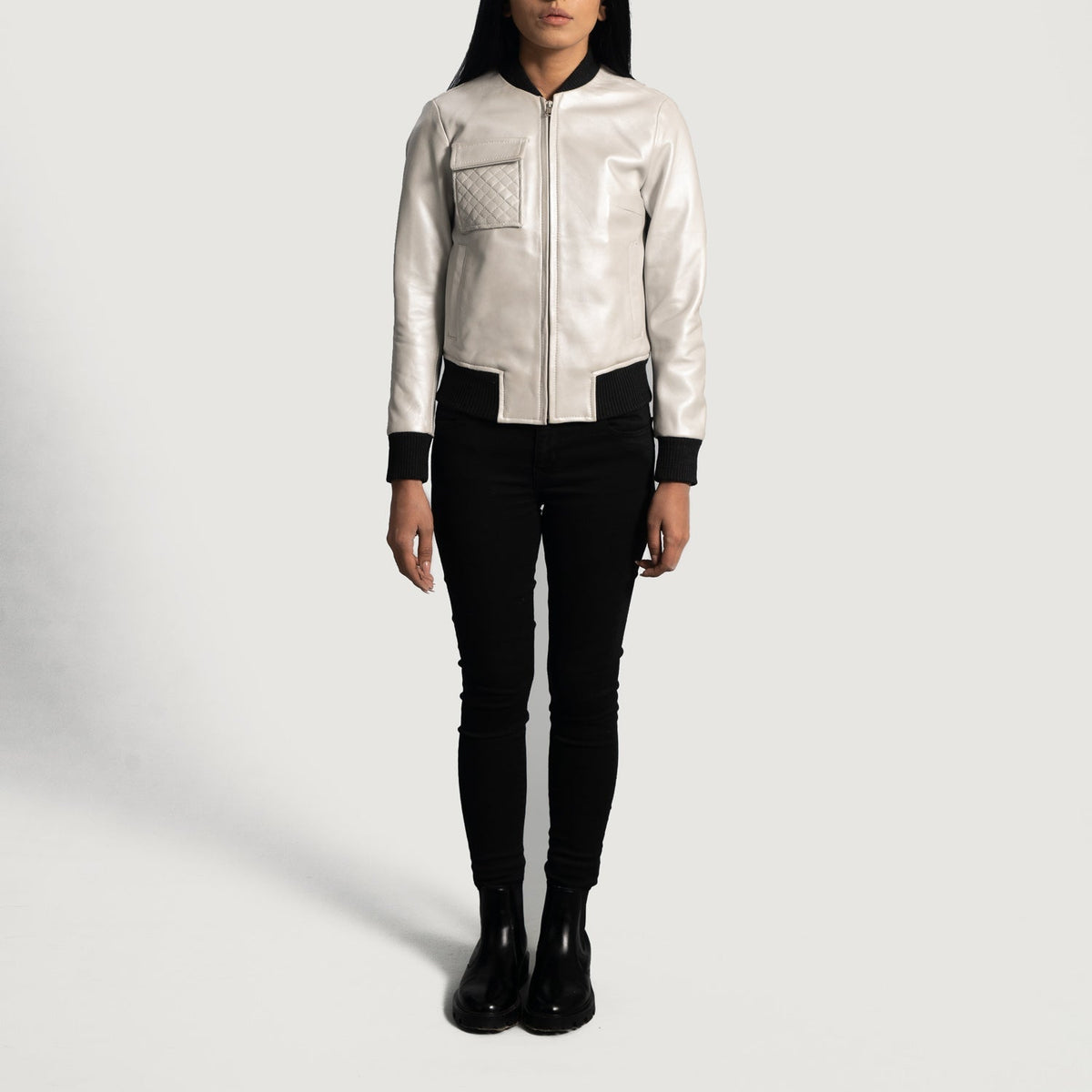 Detailansicht of Varsity &amp; Zipper Hardware on Women's Lana Silver Leder-Bomberjacke für Damen