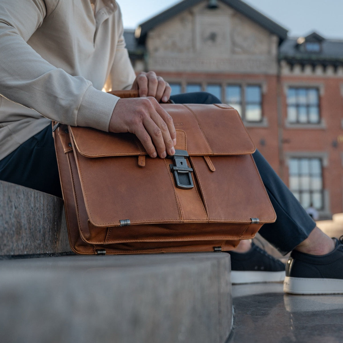 Stuttgart Full-Grain Leather Briefcase für Damen – Zusätzliche Produktansicht 2