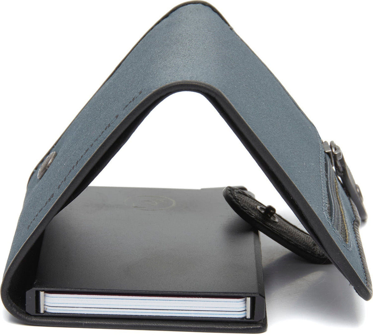 Delsbo Full-Grain Leather Card Holder - Strukturierte Seitenansicht mit Faltentiefe & Erweiterungsvolumen