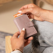 
Classic 100% Full-Grain Leather Card Holder - Rückansicht mit verstärkten Lederträgern & handwerklichen Nähten