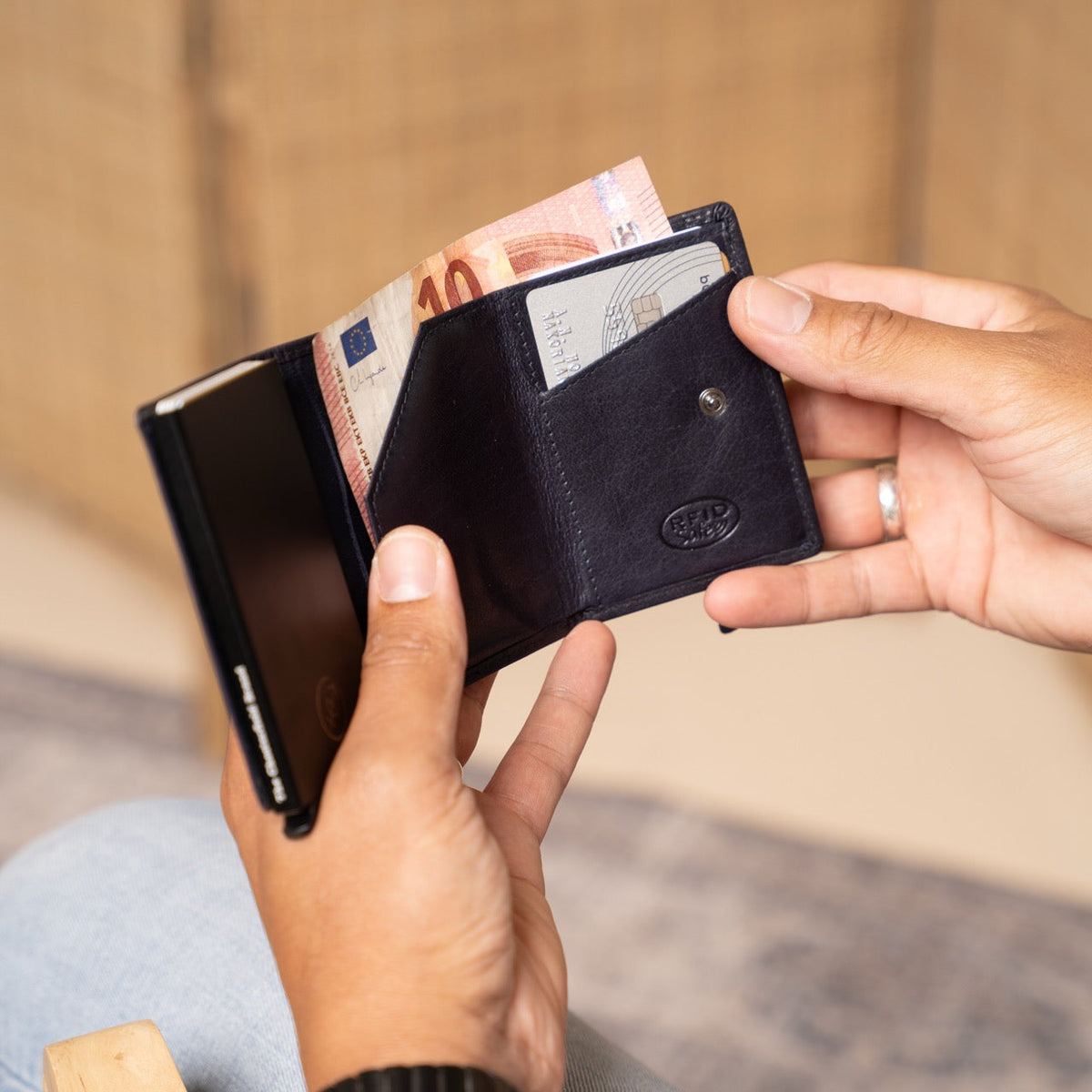Paris Full-Grain Leather Card Holder für Damen – Zusätzliche Produktansicht 3