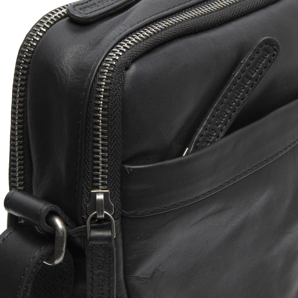 Solid Antique Brass Hardware &amp; Heavy-Duty Dual Zipper Detail on Alva Full-Grain Leather Crossbody Bag für Herren