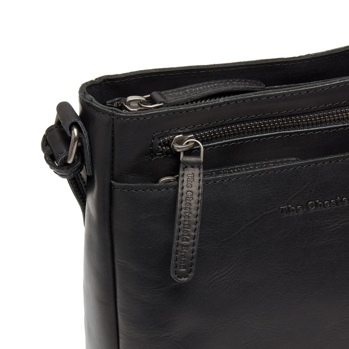
Solid Antique Brass Hardware & Heavy-Duty Dual Zipper Detail on Mumbai Vollnarbenleder-Umhängetasche