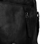 
Solid Antique Brass Hardware & Heavy-Duty Dual Zipper Detail on Remy Vollnarbenleder-Umhängetasche