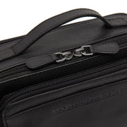 
Solid Antique Brass Hardware & Heavy-Duty Dual Zipper Detail on Rovon Vollnarbenleder-Umhängetasche