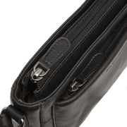 
Solid Antique Brass Hardware & Heavy-Duty Dual Zipper Detail on Southampton Vollnarbenleder-Umhängetasche