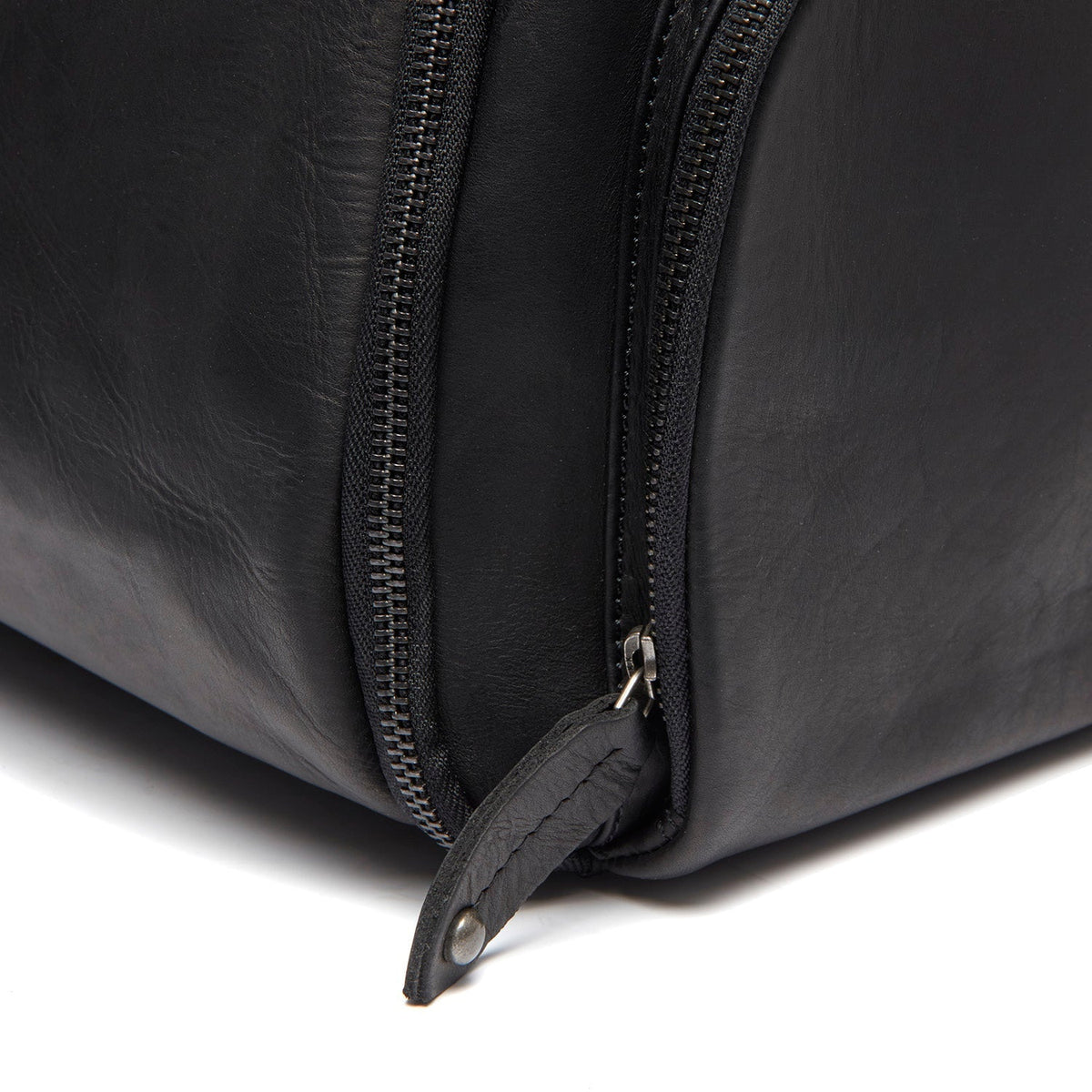 
Leather Garment Bag Finlay - Seitenansicht mit ergonomischem Ärmelschnitt & sportlicher Passform