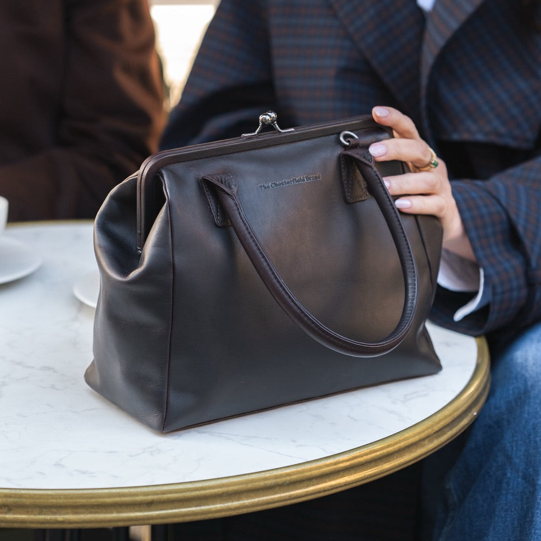 Styled Fit Perspective of Dorin Full-Grain Leather Handbag für Damen on Model - Natural Daylight Drape