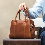 Styled Fit Perspective of Ezra Full-Grain Leather Handbag für Damen on Model - Natural Daylight Drape