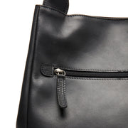 
Fioline Vollnarbenleder-Handtasche - Seitenansicht mit ergonomischem Ärmelschnitt & sportlicher Passform