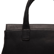 Detailansicht of Classic Collar &amp; Heavy-Duty Zipper Hardware on Garda Full-Grain Leather Handbag für Damen