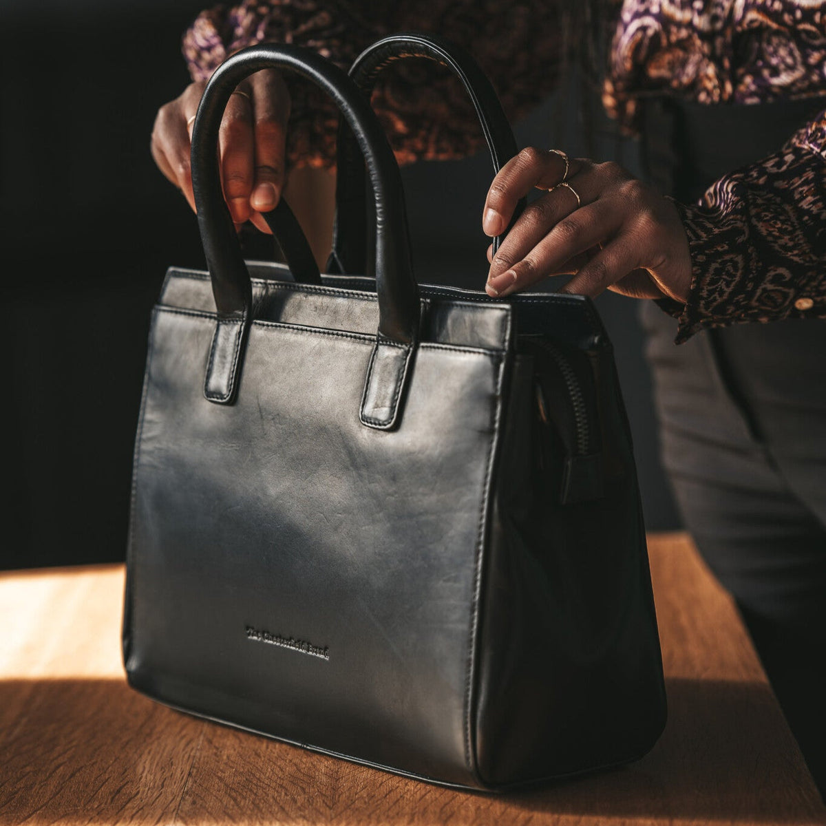Garda Full-Grain Leather Handbag für Damen - Seitenansicht mit ergonomischem Ärmelschnitt