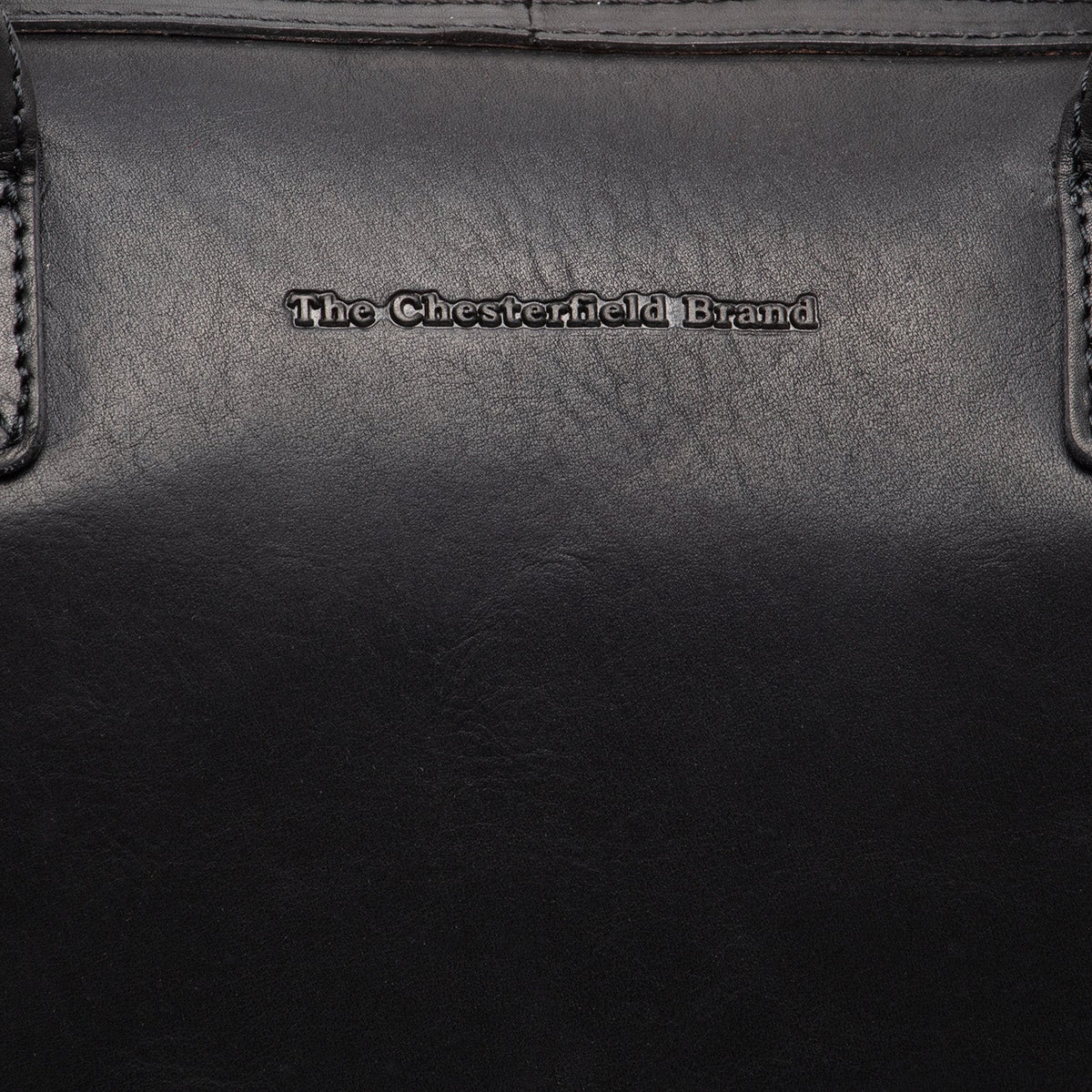 Detailansicht of Classic Collar &amp; Heavy-Duty Zipper Hardware on Langton Full-Grain Leather Handbag für Damen