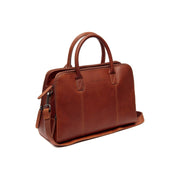 Styled Fit Perspective of Layton Full-Grain Leather Handbag für Damen on Model - Natural Daylight Drape