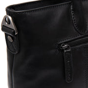 
Detailansicht of Classic Collar & Heavy-Duty Zipper Hardware on Pergamino Vollnarbenleder-Handtasche