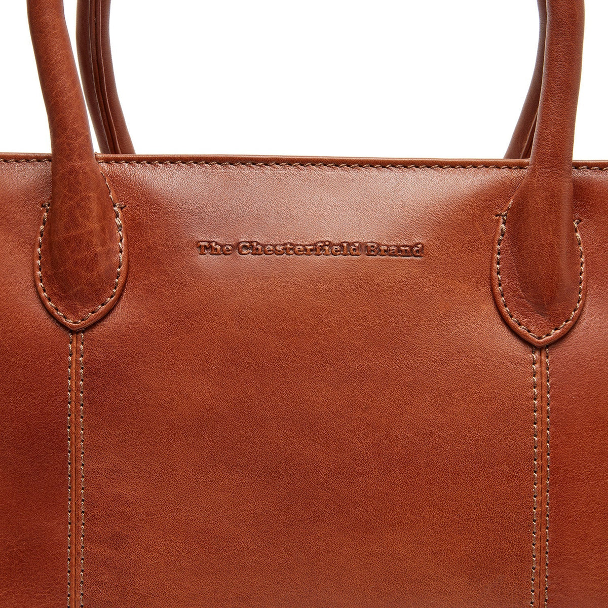 
Passform-Perspektive von Pergamino Vollnarbenleder-Handtasche am Model - Natürlicher Faltenwurf im Tageslicht