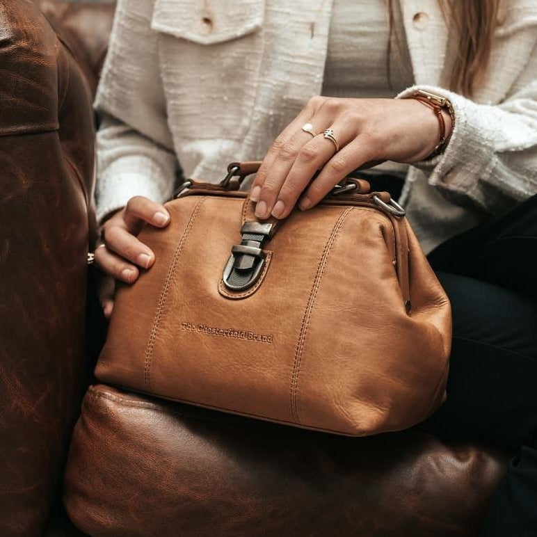 
Tailored Rib Cuffs & Hem Craftsmanship Construction Detail on Rachael Vollnarbenleder-Handtasche