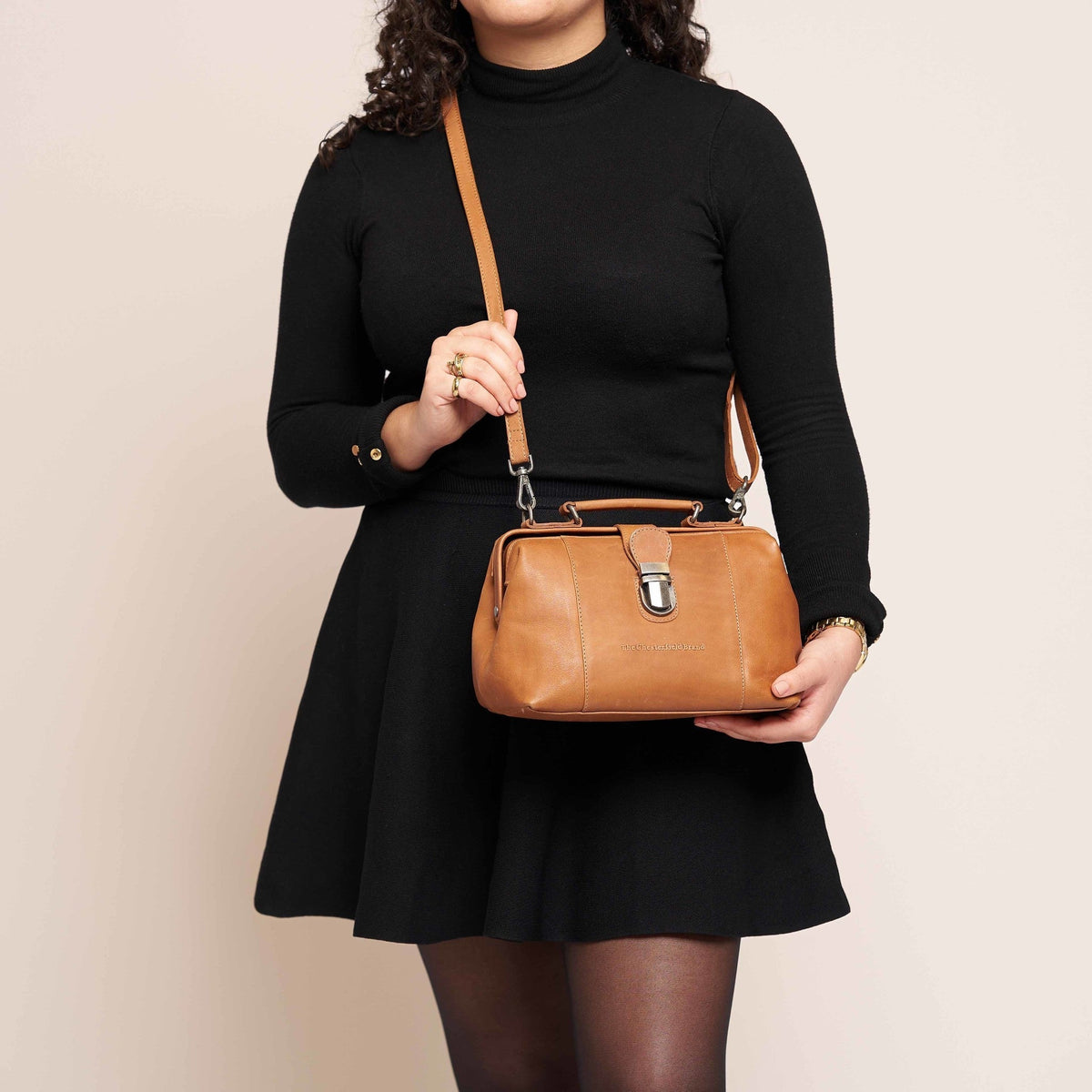 
Passform-Perspektive von Rachael Vollnarbenleder-Handtasche am Model - Natürlicher Faltenwurf im Tageslicht