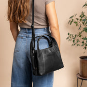 
Salina Vollnarbenleder-Handtasche - Seitenansicht mit ergonomischem Ärmelschnitt & sportlicher Passform