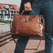 Styled Fit Perspective of Shaun Full-Grain Leather Handbag für Damen on Model - Natural Daylight Drape