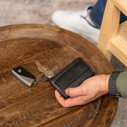 Torano Full-Grain Leather Key Case für Damen - Seitenansicht mit ergonomischem Ärmelschnitt