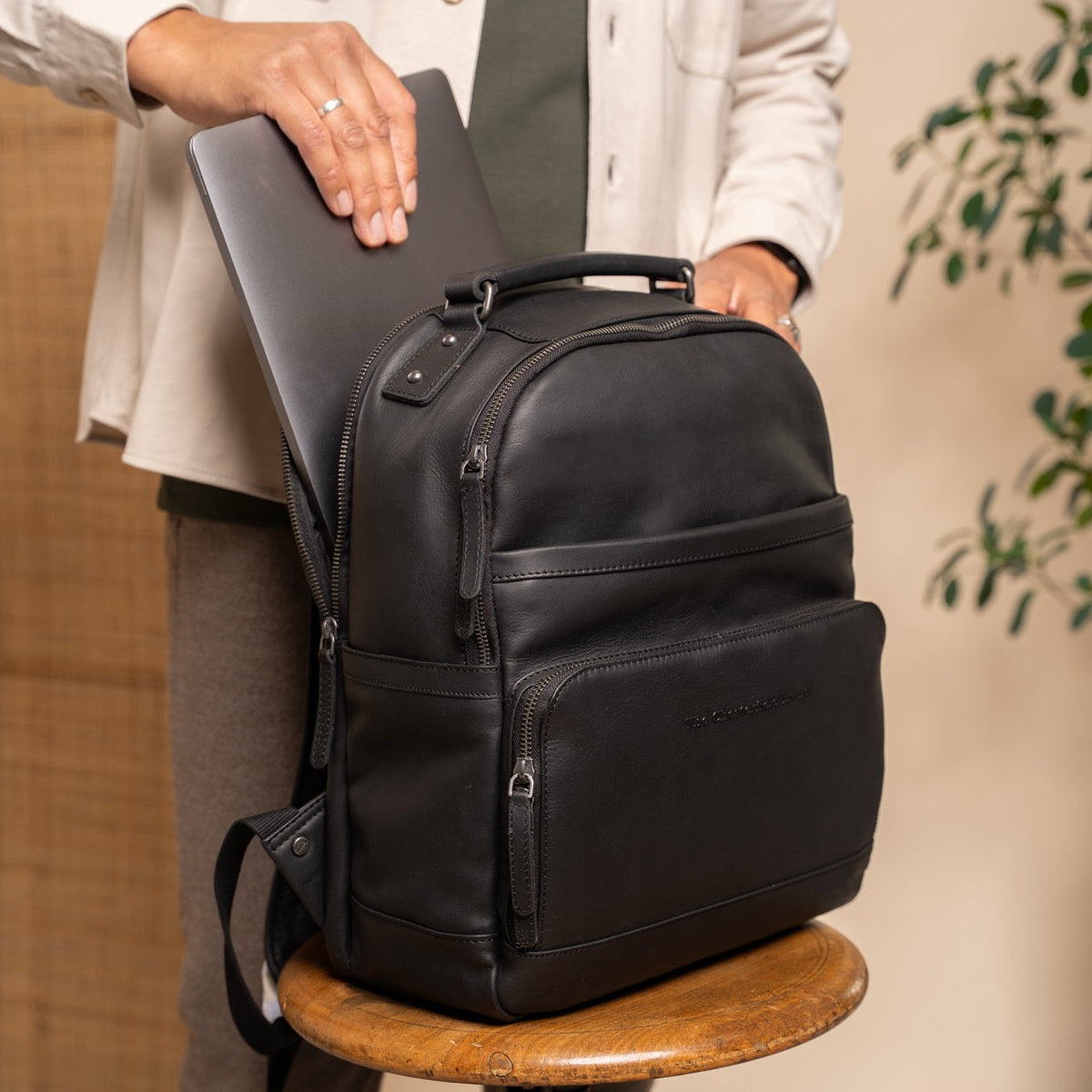 Austin Full-Grain Leather Laptop Backpack für Damen - Structured Side Profile Showing Gusset Depth &amp; Expansion Capacity