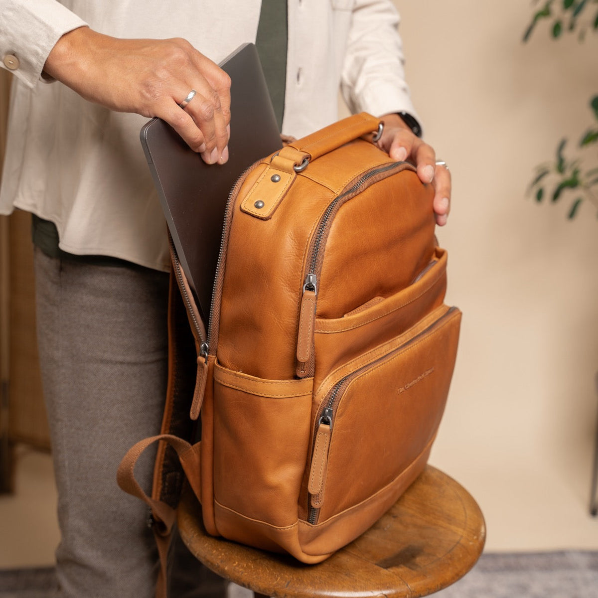 Austin Full-Grain Leather Laptop Backpack für Damen – Zusätzliche Produktansicht 3