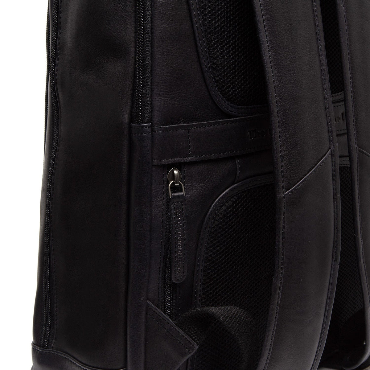 Solid Antique Brass Hardware &amp; Heavy-Duty Dual Zipper Detail on Detroit Full-Grain Leather Laptop Backpack für Damen
