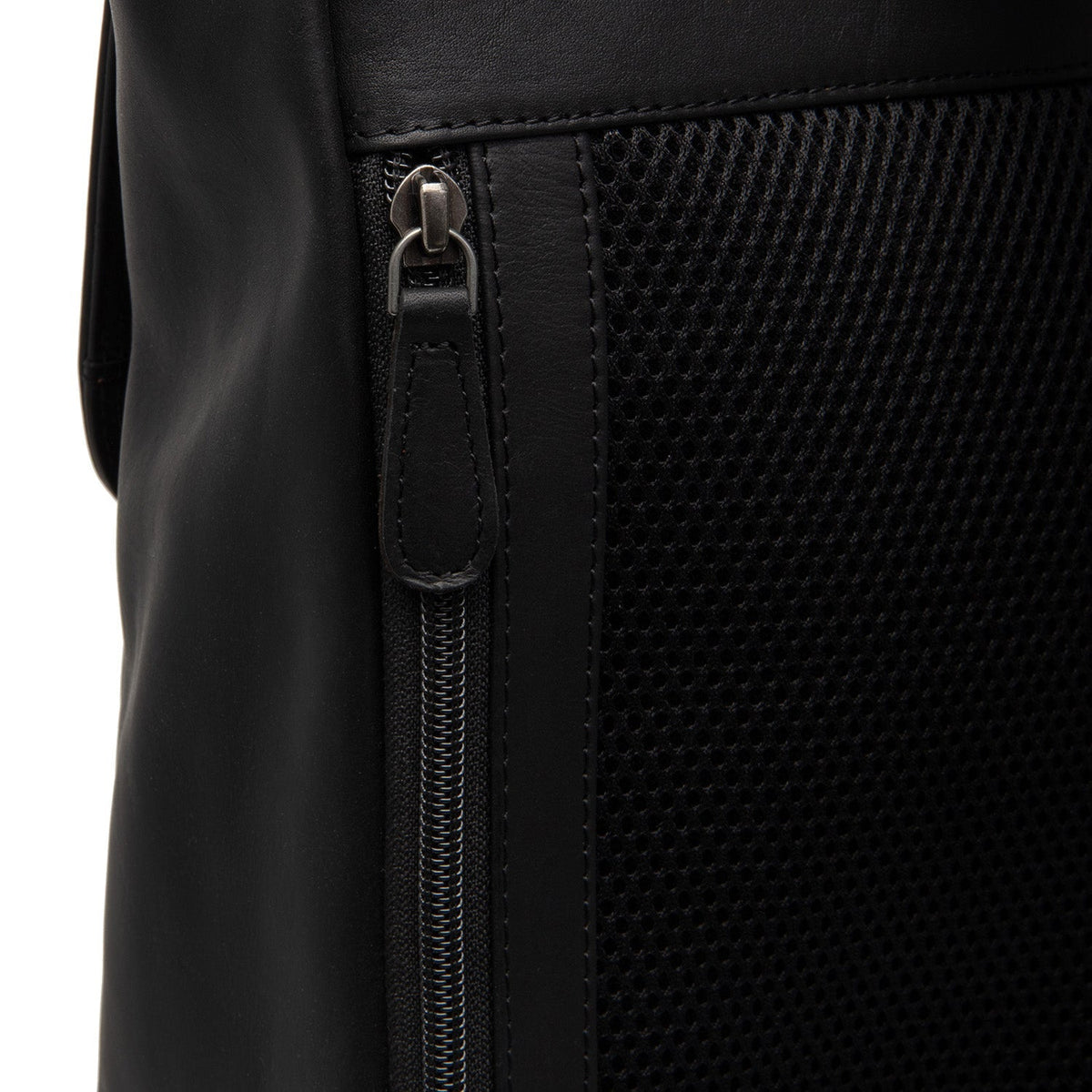 Solid Antique Brass Hardware &amp; Heavy-Duty Dual Zipper Detail on Farrow Full-Grain Leather Laptop Backpack für Damen