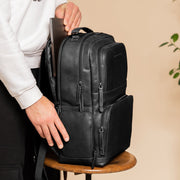 Lennox Full-Grain Leather Laptop Backpack für Damen - Structured Side Profile Showing Gusset Depth &amp; Expansion Capacity