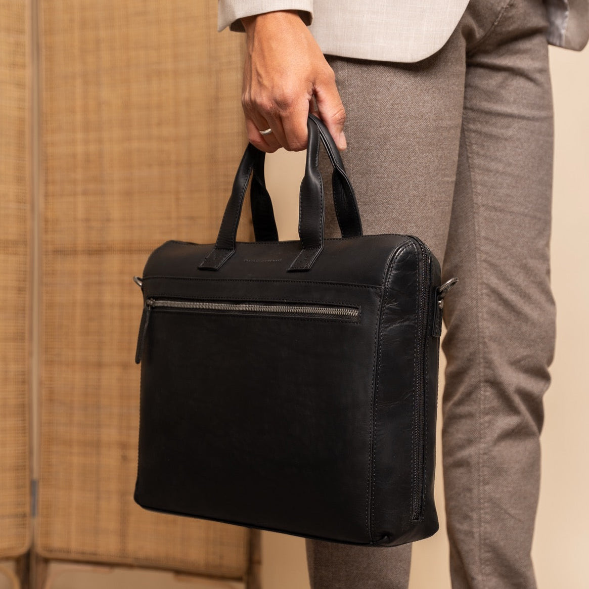 Levanto Full-Grain Leather Laptop Bag für Damen - Structured Side Profile Showing Gusset Depth &amp; Expansion Capacity