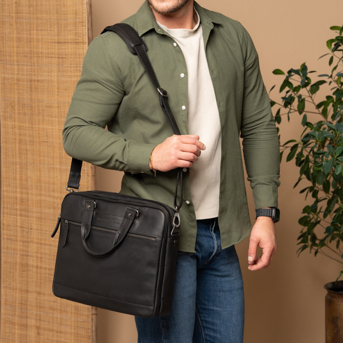 Montara Full-Grain Leather Laptop Bag für Damen - Structured Side Profile Showing Gusset Depth &amp; Expansion Capacity