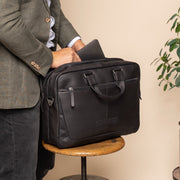 Seth Full-Grain Leather Laptop Bag für Herren - Structured Side Profile Showing Gusset Depth &amp; Expansion Capacity