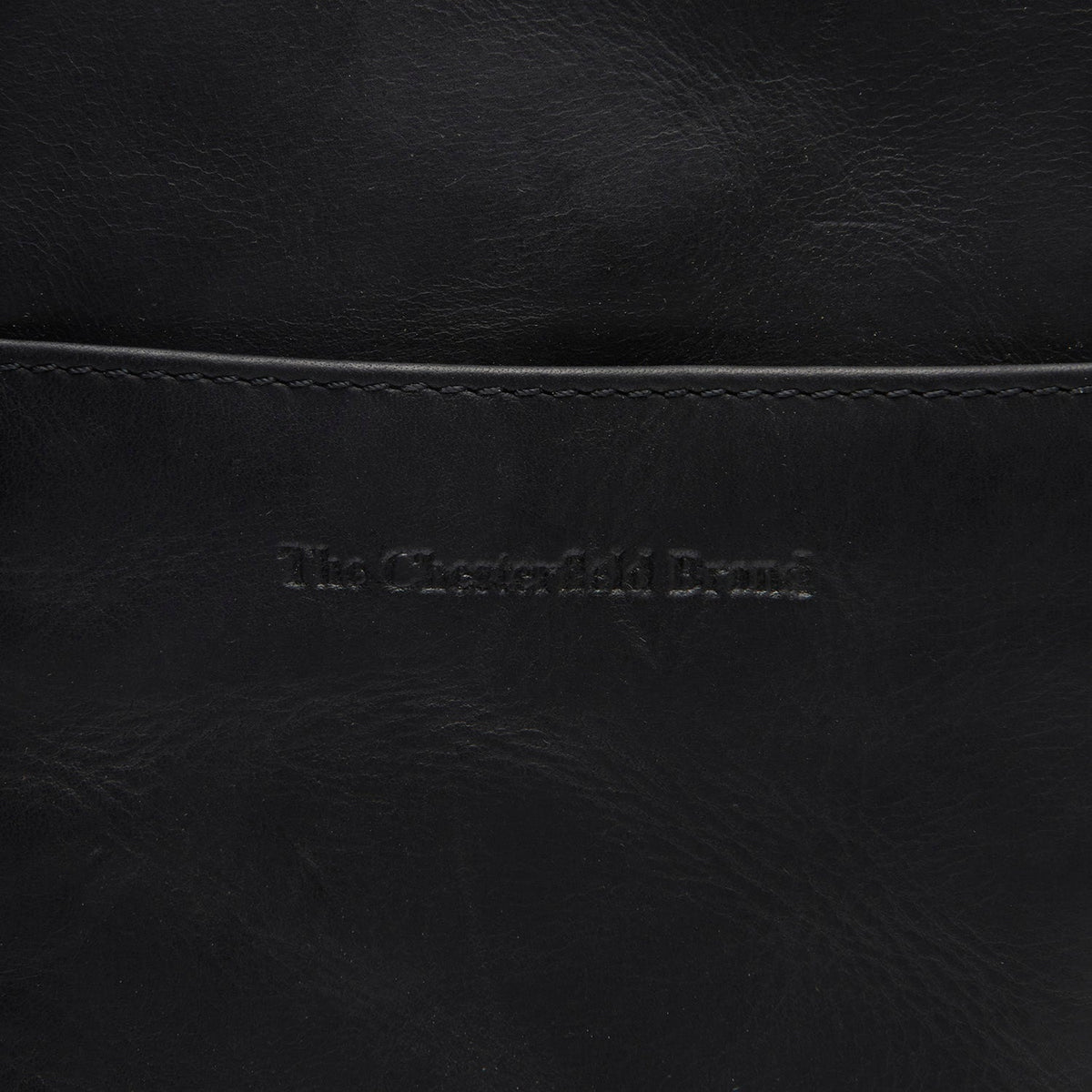 Detailansicht of Classic Collar &amp; Heavy-Duty Zipper Hardware on Alesund Full-Grain Leather Phone Bag für Damen
