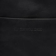 Detailansicht of Classic Collar &amp; Heavy-Duty Zipper Hardware on Alesund Full-Grain Leather Phone Bag für Damen